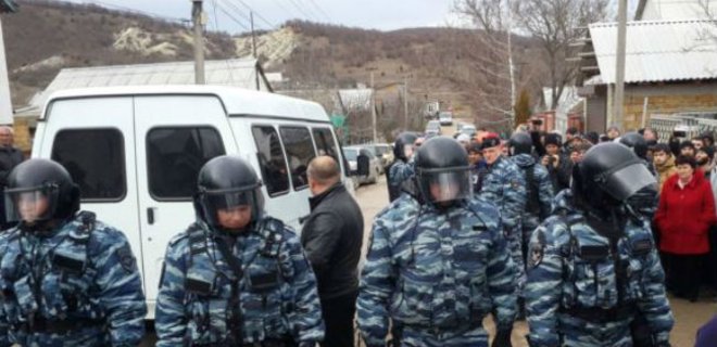В Крыму оккупанты проводят новые обыски у крымских татар - Фото