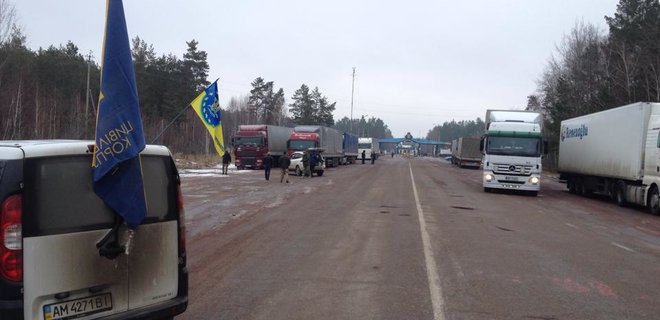 Автомайдан блокирует на Житомирщине российские фуры  - Фото