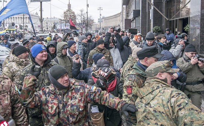 Как в Киеве крушили отделения росбанков и офис Ахметова: фото
