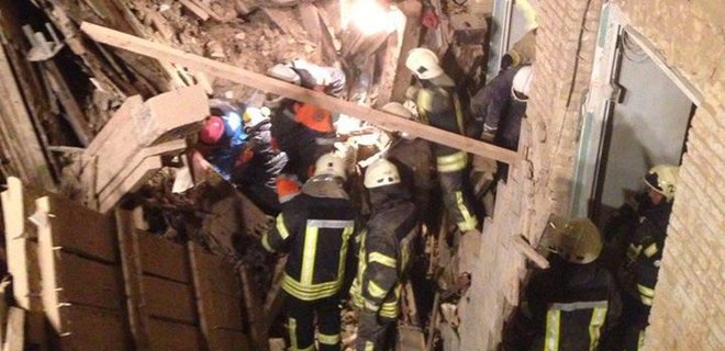 Под завалами рухнувшего дома нашли тело погибшего строителя - Фото