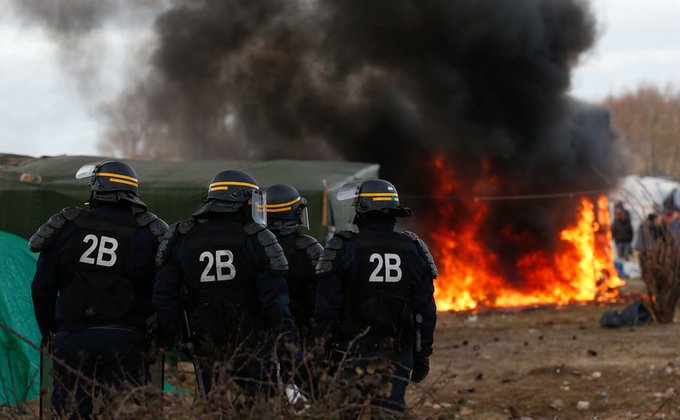 Во Франции - стычки с мигрантами при демонтаже "джунглей": фото