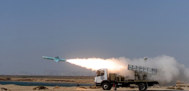 Иран провел новые испытания баллистических ракет - Фото