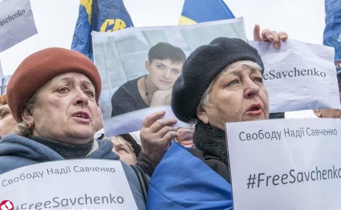 В Киеве под посольством РФ требуют освободить Савченко: фото
