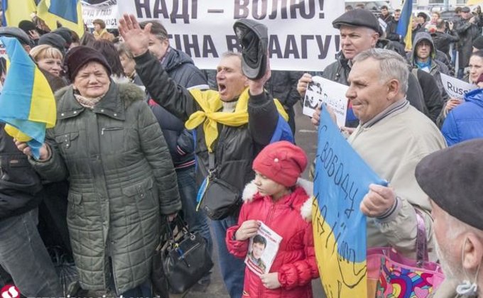 В Киеве под посольством РФ требуют освободить Савченко: фото