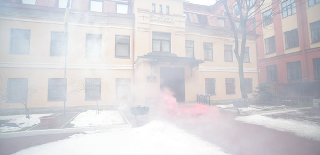 В Санкт-Петербурге консульство Украины забросали яйцами - Фото