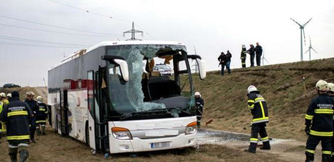 В Чехии перевернулся школьный автобус: 40 пострадавших - Фото