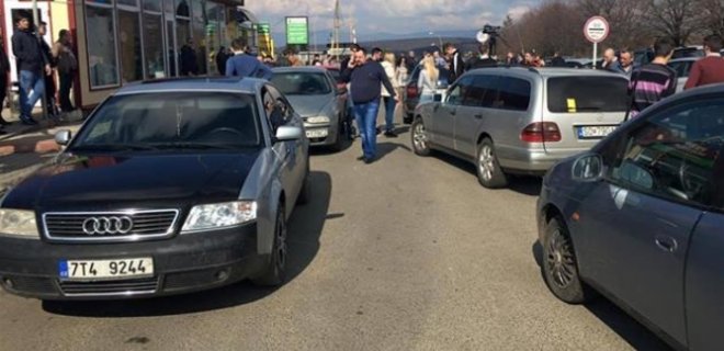 Автовладельцы заблокировали КПП на границе со Словакией: фото - Фото
