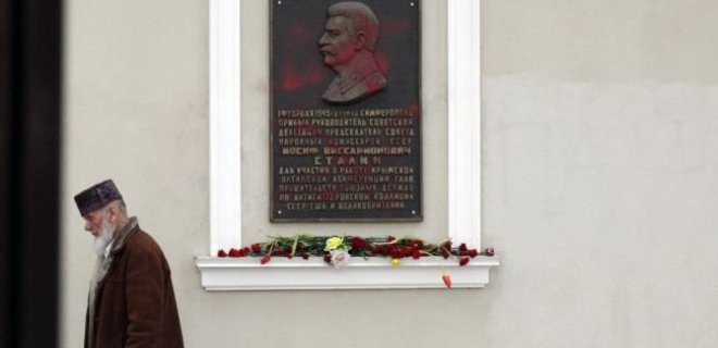 В оккупированном Крыму мемориальную доску Сталину облили краской - Фото