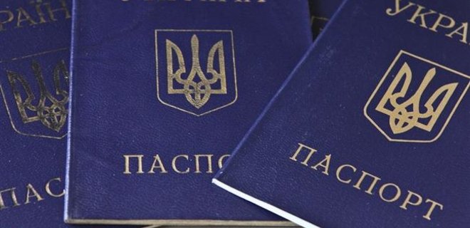 Российские оккупанты в Крыму отбирают паспорта у украинцев - Фото