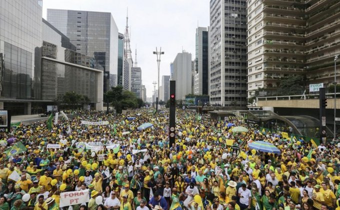 Масштабный протест в Бразилии: люди требуют отставки президента