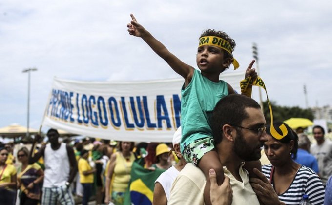 Масштабный протест в Бразилии: люди требуют отставки президента