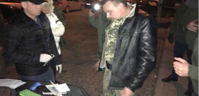 СБУ задержала пограничников на контрабанде янтаря - Фото