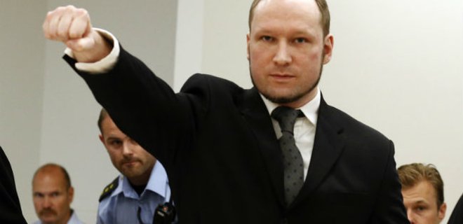 Брейвик в суде обвиняет власти Норвегии в нарушении прав человека - Фото