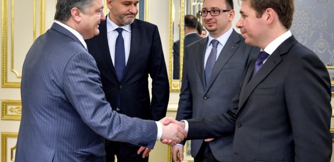 Порошенко на Банковой встретился с адвокатами Савченко - Фото
