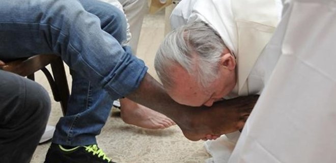 Папа римский Франциск омыл ноги мигрантам и призвал к миру - Фото