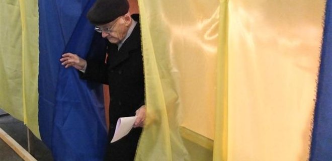 ОПОРА: возле участка в Кривом Роге избирателям дают деньги - Фото