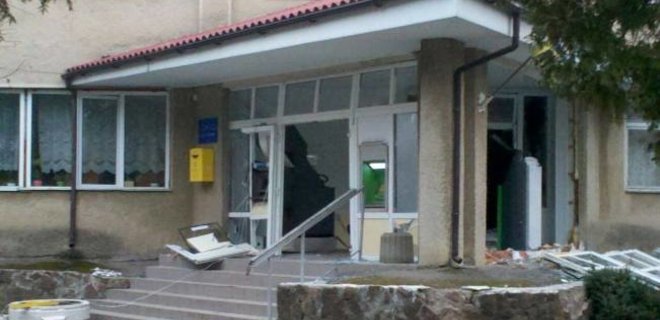 На Ивано-Франковщине в больнице взорвали банкомат - Фото