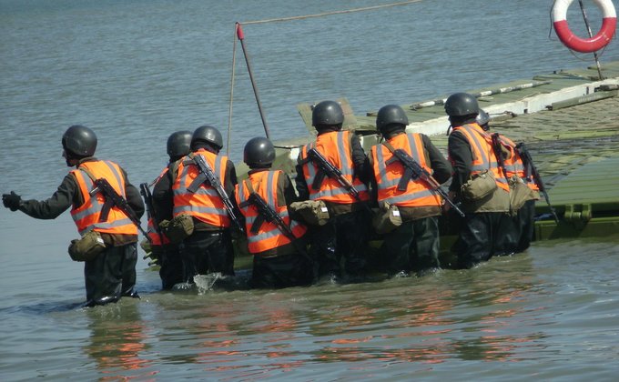Военные на учениях переправились через Днестровский лиман: фото