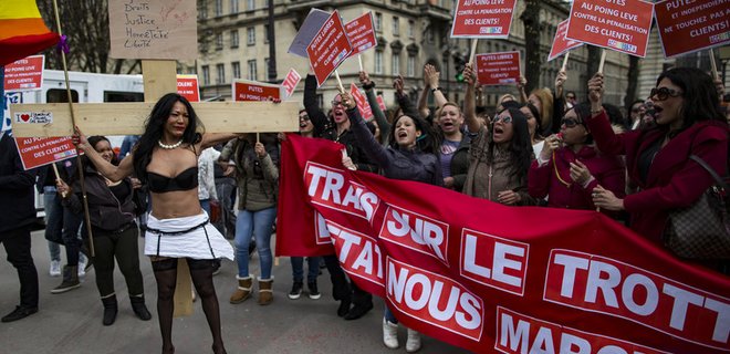 Парламент Франции поддержал криминализацию клиентов проституток - Фото