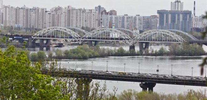 В Киеве ограничат движение на трех мостах в выходные дни - Фото