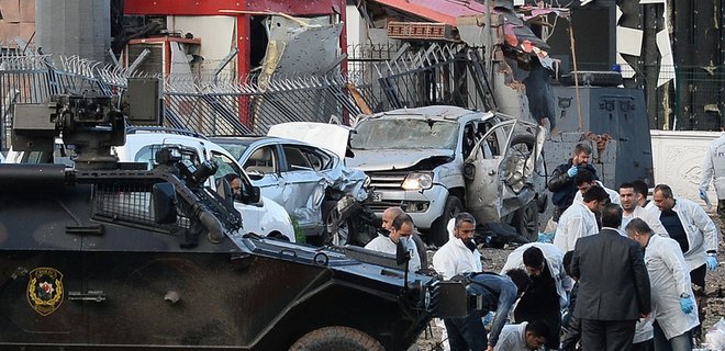 В Турции автомобиль со взрывчаткой взорвался у здания жандармерии - Фото