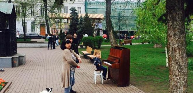 В Киеве на Подоле появилось уличное пианино: фото - Фото