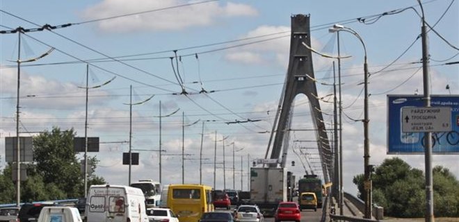 В Киеве на Московском мосту водитель насмерть сбил ремонтника - Фото