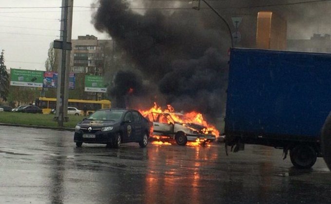 В Киеве на Дарницкой площади загорелся автомобиль: фото, видео