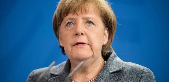 Меркель раскритиковали из-за разрешения на преследование сатирика - Фото