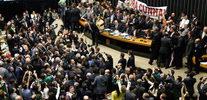 Нижняя палата парламента Бразилии поддержала импичмент президента - Фото