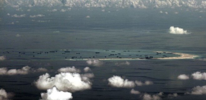 Китайский военный самолет сел на искусственный остров в ЮКМ - Фото
