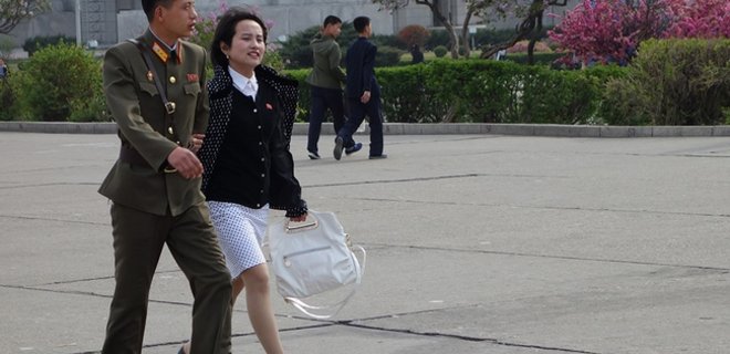 В КНДР запретили джинсы и пирсинг - Фото