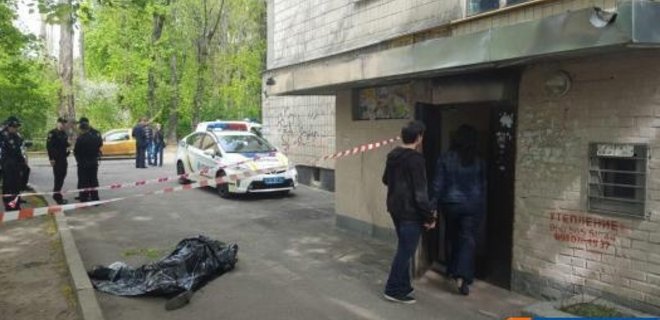 В Киеве выпал из окна и погиб мужчина - Фото