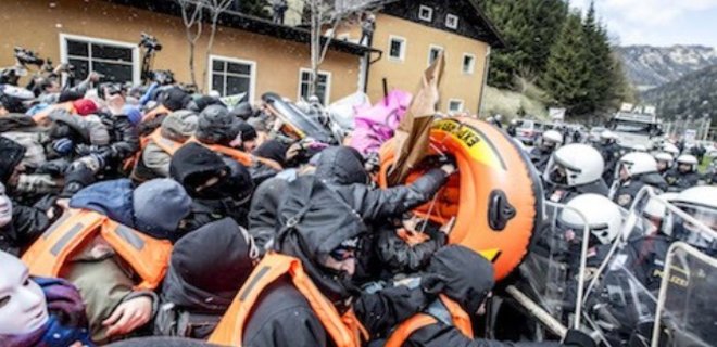Беженцы устроили стычки с полицией на границе Италии и Австрии - Фото