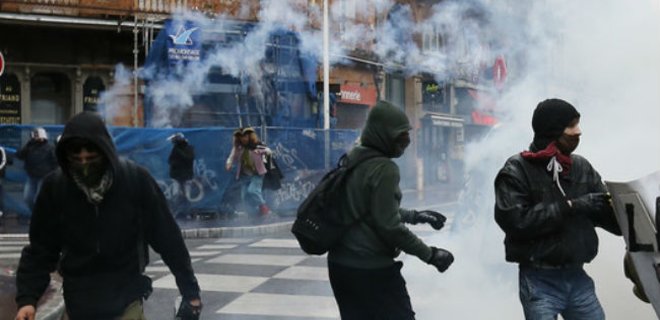 Во Франции на митинге протеста ранены 24 полицейских - Фото
