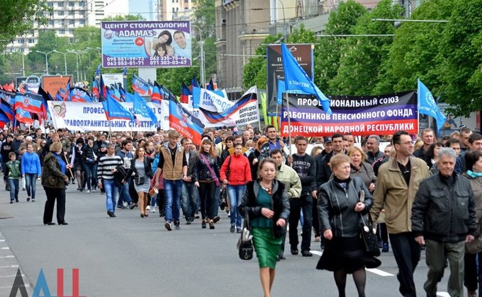 "В традициях советского времени": шествия в Донецке и Луганске