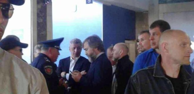 Депутатов Бойко и Новинского блокировали в аэропорту Одессы: фото - Фото