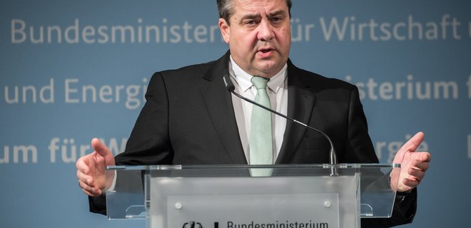 Вице-канцлер Германии выступил за списание долга Греции - Фото