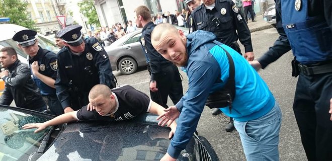 В избиении полицейского 9 мая в Харькове подозревают его коллегу - Фото