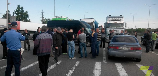 Под Одессой дальнобойщики перекрыли трассу из-за контроля веса - Фото