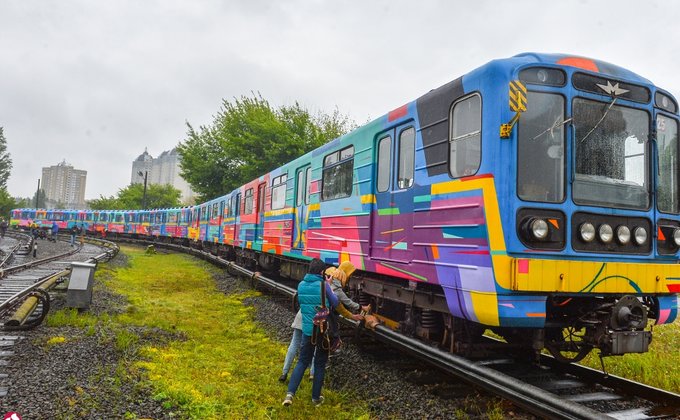 В метро Киева запустили раскрашенный испанским художником поезд