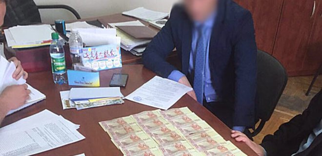 В Одессе поймали на взятке чиновника ОГА - Фото