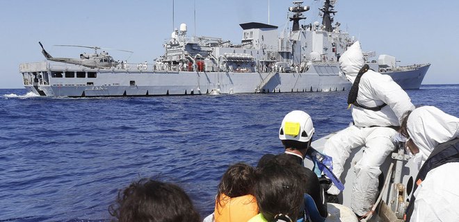 За два дня в Средиземном море спасли более трех тысяч мигрантов - Фото