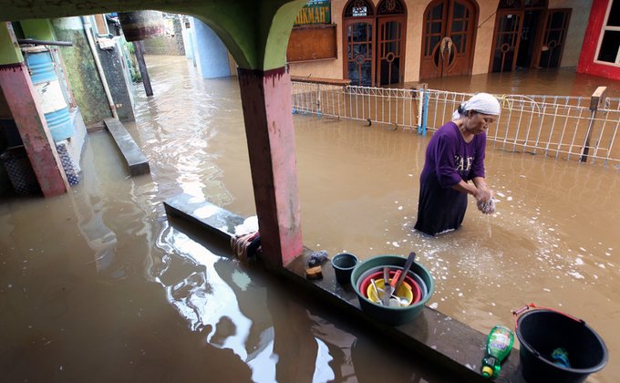 От наводнения в Индонезии погибли более 30 человек