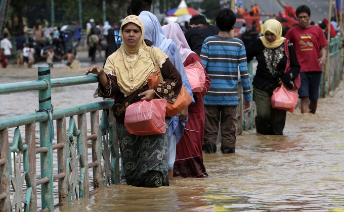 От наводнения в Индонезии погибли более 30 человек