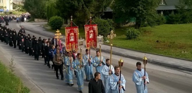 Часть участников крестного хода УПЦ МП въехала в Киев - Фото
