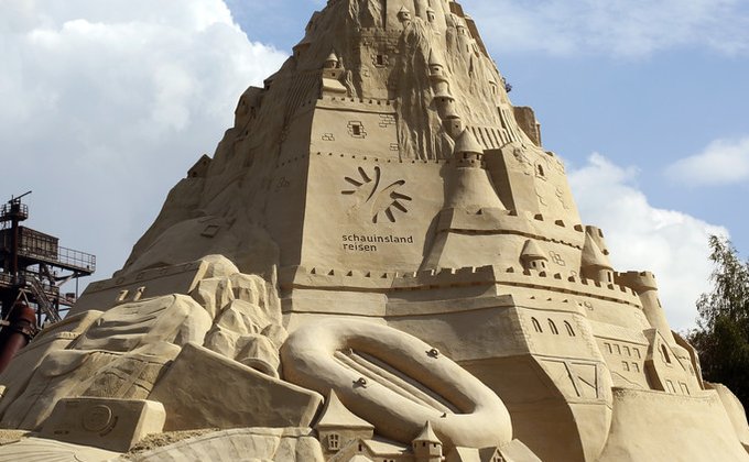 Рекордный замок из песка, затмение Солнца и серфинг: фото дня