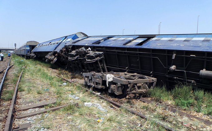 Крушение поезда, спецназ в трамвае, пожар в Испании: фото дня