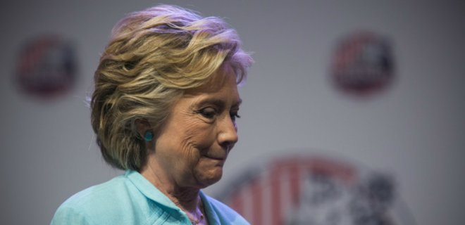 Клинтон стало плохо во время траурной церемонии в Нью-Йорке - Фото