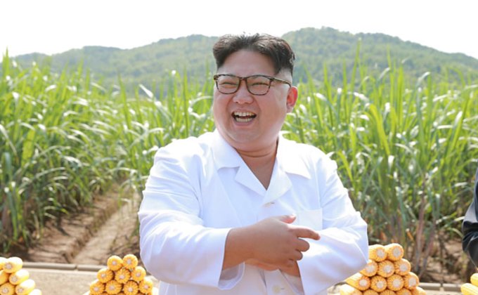 Власти КНДР показали, как Ким Чен Ын радуется новому урожаю: фото